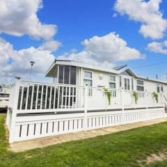 Great 6 Berth Spacious Caravan With Large Outdoor Space Ref 50056l