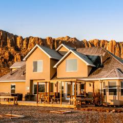 Moab Desert Home, 4 Bedroom Private House, Sleeps 10, Pet Friendly