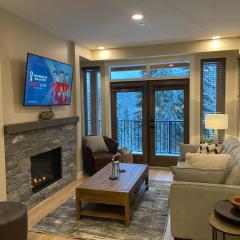Cozy Modern Ski-in & Ski-out, Hot Tub, Townhouse
