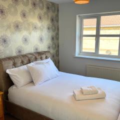 Ashford Holiday Home Sleeps 5 WIFI Parking