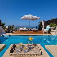 Private pool & sea view residence