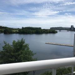 Beautiful river views: 2 bed / 2 bath modern flat