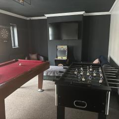 By Lushlets - Apartments Games Room Hot Tub - Great for Hens Stags and Sporting groups