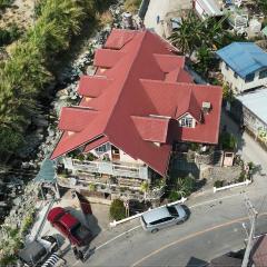 Pinecone Lodge & Restaurant