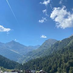 Chalet Olympie, Appartement avec balcon et vue montagne, ski aux pieds, Méribel-Mottaret