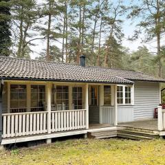 6 person holiday home in YNGSJÖ-By Traum