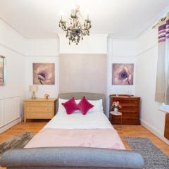 Captivating 5-Bed House in Liverpool with parking