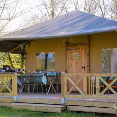 Glamping Safarilodge 'Grutte Fiif' met airco, extra keuken op veranda en privé achtertuin