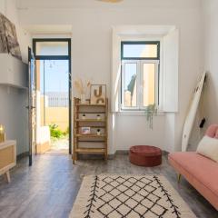 Cozy Apartment with Patio near Carcavelos Beach