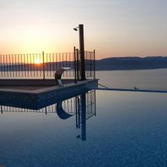 Villa Navis with two separate apartments and an infinity pool with sea view