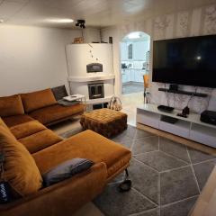 120n Villa Hietala paritalo, 1-8henkilön LUXUS majoitus, 3x160cm jenkkisängyt Löhösohvat, iso takaterassi, täyd keittiö Kodink, laatu sauna, Takka, Tv 75" x2, 2wc, autokatos, avainboxi koodilla, itsekirjaus 24h, wifi ja 500mb kuitunetti, kuivaava pesukone