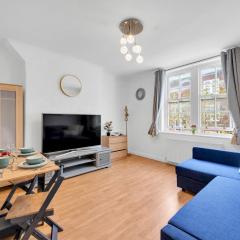 Pass The Keys - Spacious Modern 2BR Flat for 6, 3min walk to Hammersmith Station