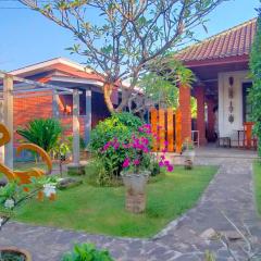 Tunjung guest house lovina beach