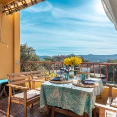 L'Odyssée provençale, un duplex de charme de 2 chambres au pied du village médiéval de Bormes-les-Mimosas, offrant des prestations haut de gamme et une superbe vue sur le Massif des Maures