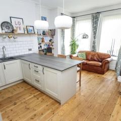 Lovely Westbourne apartment - 15 min walk to beach