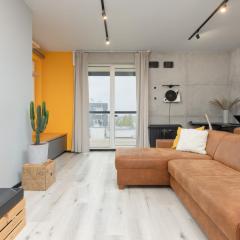 Industrial Pet-Friendly Apartment with Movie Projector by Noclegi Renters