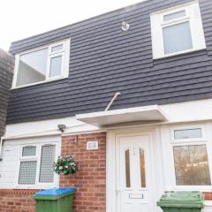 Immaculate 4-Bed House in Southampton