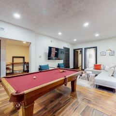 Stylish 2nd Floor Apartment with Pool Table Office Space near Churchill Downs