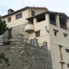 Casa Campo, Casa Rural antigua en Biniés