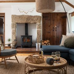Porthcurno Barns, The Big Barn - Spacious & cosy cottage, walk to Porthcurno beach, Pedn Vouder & Minack Theatre
