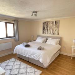 On Site Stays - Cosy ground floor 2 bed with Wifi and lots of Parking