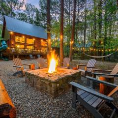 Hickory Bear - Cabin surrounded by pines, Sleeps 10, Hot Tub, Fire Pit, Arcade, Foosball Table & Deck Slide