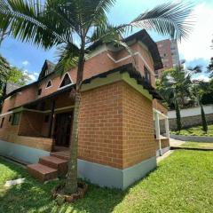 Casa en envigado ubicación perfecta para disfrutar de la naturaleza y la ciudad