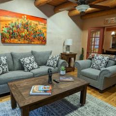 Enchanted Casita with Private Outdoor Hot Tub and Patio, Near Santa Fe Plaza, Sleeps 4 with free parking