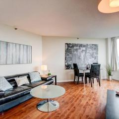 Beautiful APARTMENT - GORGEOUS VIEW of the city - 7 MINUTE WALK TO METRO - SELF CHECK IN