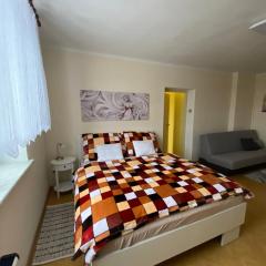 Rodinný apartmán 3+1 (65 m² ) v plném vybavení se nachází v krásné vesničce Horní Město na úpatí hor v oblasti Jeseníků