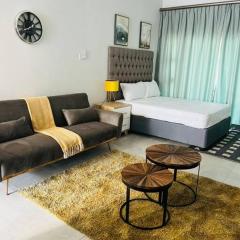 Luxury Self Catering Studio - HoneyBee Apartment