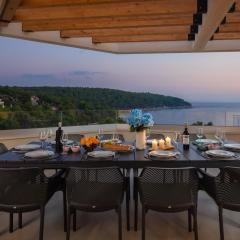 SEAFRONT VILLA for 10 people!