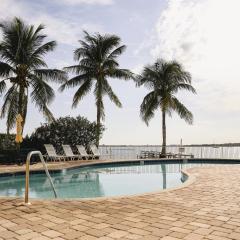Dolphin Bay in Boca Ciega Resort - 2BR, Pool, Bay View