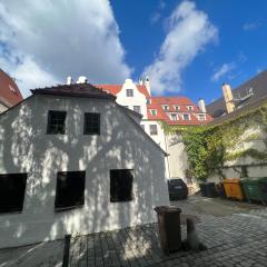 LIBORIA I Als Gruppe im Denkmal Augsburgs