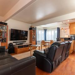 Newport Beach House 1 block from the beach FREE pickleball courts and 5 beach cruisers
