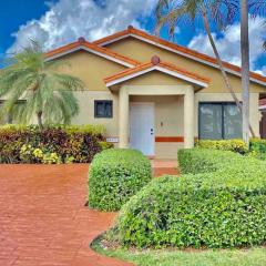 Tropical Oasis home w Community Pool great area