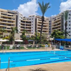 A Dream Place in Raanana, up to 5 guests - Swimming Pool - Jacuzzi & Gym