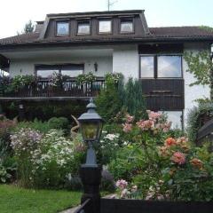 Großzügige Ferienwohnung für 5 Personen mit überdachter Terrasse und wundervollem Garten mit Koi-Teich in Waldnähe