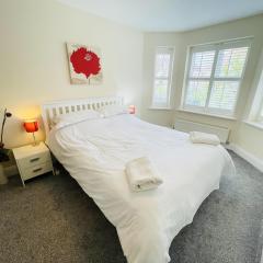 2-Bed Coastal Retreat - Sleeps 4 & Parking