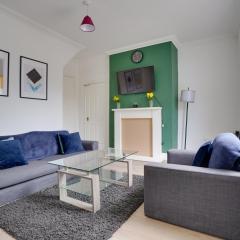 Modern and Spacious 3-Bedroom House - Free Parking, Fast Wi-Fi, Ideal for up to 7 Guests