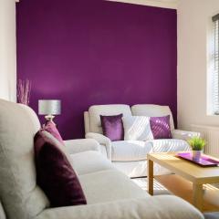 Purple Blossom, cosy 2 bed apartment, near Didsbury, free parking