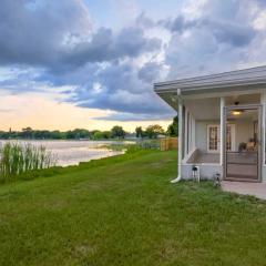 Lovely Lakefront Home with Grill 7 Mi to Legoland!