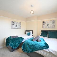 Sleek and Stylish 3 Bed in Bolton - Garden - Parking