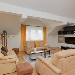 Spacious Apartment for 8 Guests near Metro Natolin by Noclegi Renters