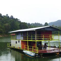 Houseboat Sinar Belum