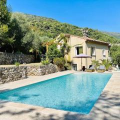 Villa dans écrin de verdure avec sa grande piscine