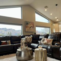 Sedona Uptown Gem! Wow! Views!! Close to trails, walk to Uptown Sedona, restaurants and shopping