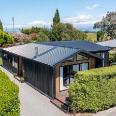 Black Barn Modern: Luxe Martinborough Escape