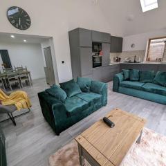 7 Guests - 4 Bedroom - Free Wi-Fi - Kettering