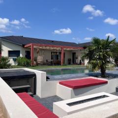 Villa 5 chambres avec piscine, jacuzzi, terrain.